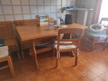 Tavolo legno con sedie impagliate e panche