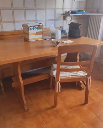 Tavolo legno con sedie impagliate e panche