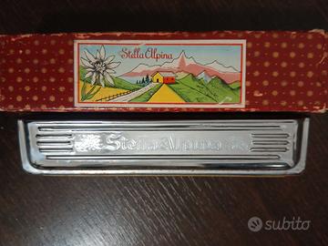 un'armonica a bocca vintage modello Stella Alpina