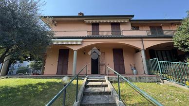 VILLA A SCHIERA D'ANGOLO A BELLINZAGO LOMBARDO