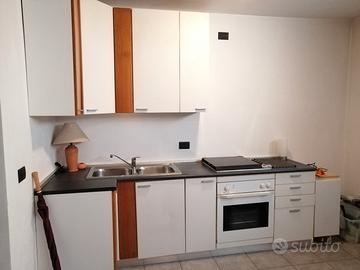 Cucina usata con piano cottura e forno ventilato 