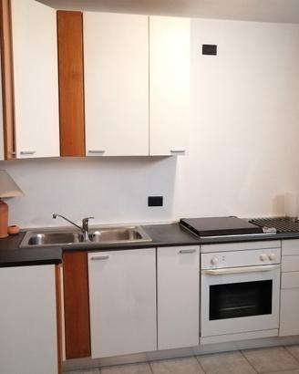 Cucina usata con piano cottura e forno ventilato 