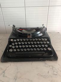 Macchina da scrivere OLIVETTI ICO progetto Levi