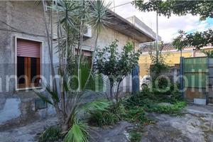 Casa singola con terreno a Fiumefreddo di Sicilia