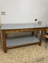 Tavola da lavoro e libreria