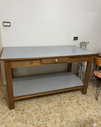 Tavola da lavoro e libreria