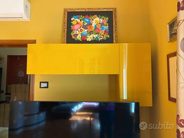 Mobile porta tv rosso con pensile giallo abbinato