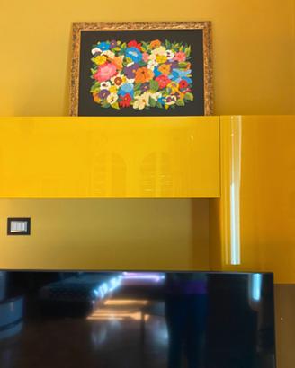 Mobile porta tv rosso con pensile giallo abbinato
