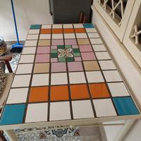 Tavolo artigianale in metallo e mattonelle