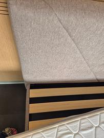 Struttura letto con doghe in legno e materasso