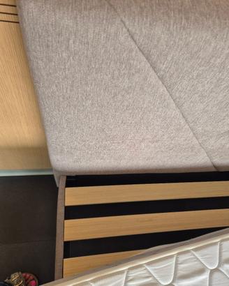 Struttura letto con doghe in legno e materasso