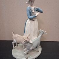 Statuina di donna con capre