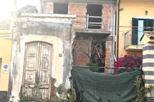 Villetta in fase di costruzione a Fiumefreddo