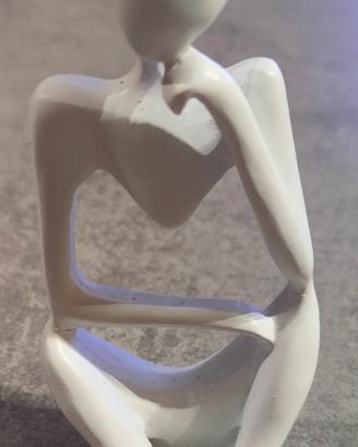 Statuetta bianca del Pensatore