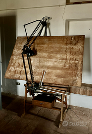 Tavolo da disegno con tecnigrafo