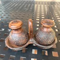 Sale e pepe in legno vintage con vassoietto