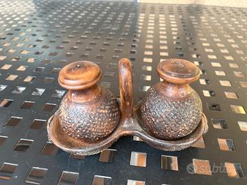 Sale e pepe in legno vintage con vassoietto