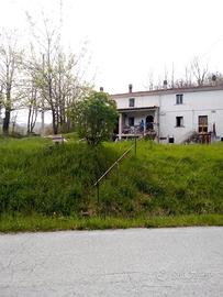 Cascina con giardino