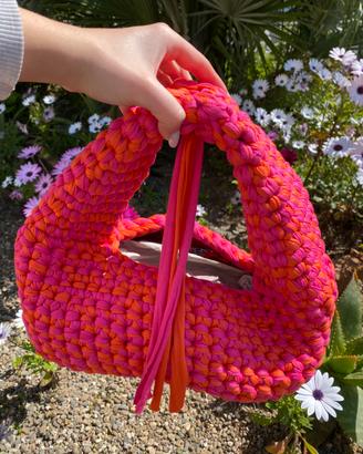 Borsa fatta a mano all’uncinetto, modello egg bag