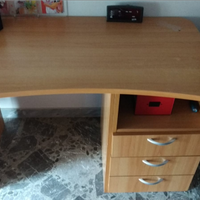 Scrivania con cassettiera