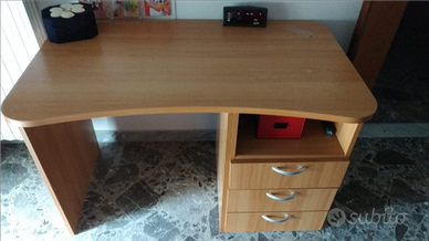 Scrivania con cassettiera