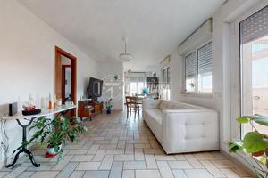 NOVITÀ: Attico di 3 vani ad uso deposito, con box