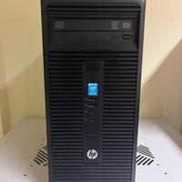 2 Tower con monitor tastiera e mouse.