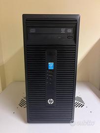 2 Tower con monitor tastiera e mouse.