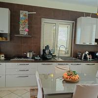 cucina con tavolo sedie e penisola 