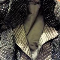 Pellicia nera di lapin su giaccone di pelle nera