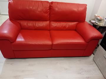 divano rosso  in pelle 