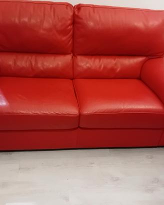 divano rosso  in pelle 