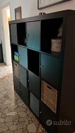 Libreria a cubi nera con ante e cestini