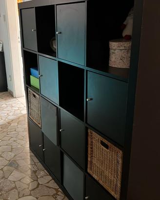 Libreria a cubi nera con ante e cestini