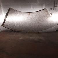 Due lastre semicircolari di marmo granito