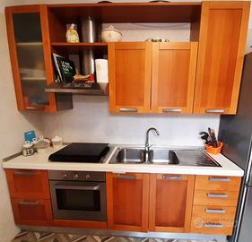 Splendida Cucina in Vero Legno ed Elettrodomestici