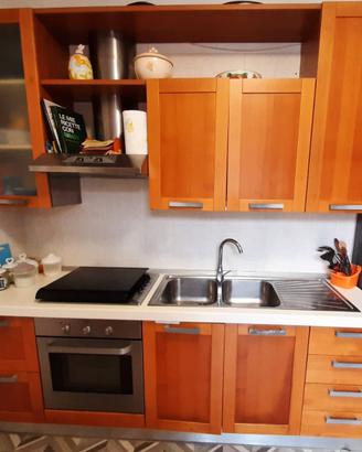 Splendida Cucina in Vero Legno ed Elettrodomestici