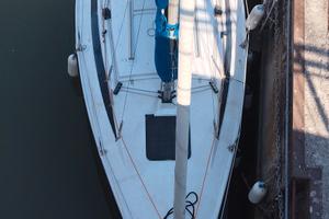 barca a vela con fuoribordo 