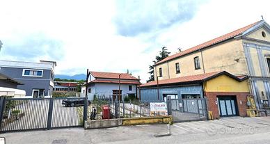 Struttura commerciale con piazzale proprio