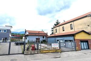 Struttura commerciale con piazzale proprio