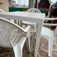 Set di tavolo e 4 sedie da giardino