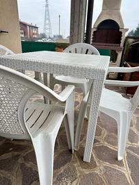 Set di tavolo e 4 sedie da giardino