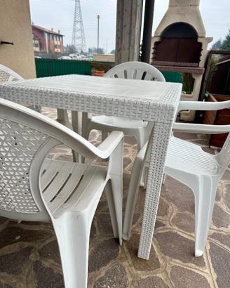 Set di tavolo e 4 sedie da giardino