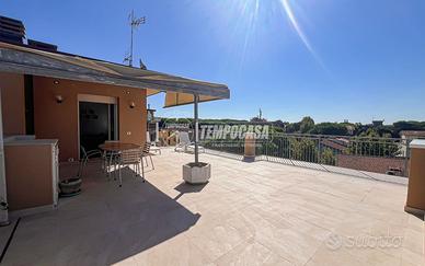 ATTICO A DUE PASSI DAL MARE, CON GARAGE E POSTO AU