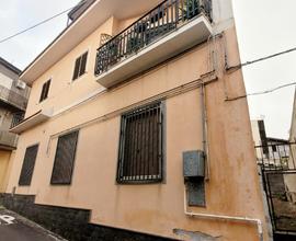 Luminosa casa singola angolare con terrazzo