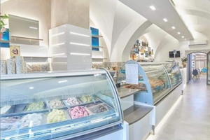 Bar pasticceria con 38 anni di attività ri