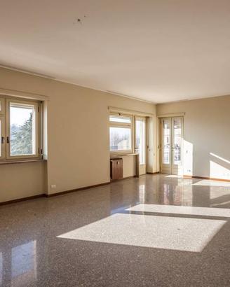 Appartamento di 265 m² con più di 5 locali e box a