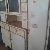 Mobile credenza d'epoca e oggetti vari