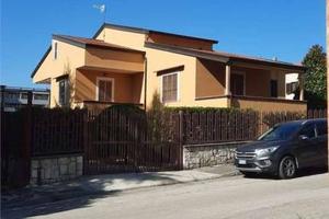 Palazzo / Stabile di 350 m² con più di 5 locali a 