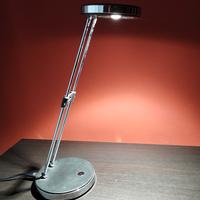 Lampada a LED per scrivania o comodino.